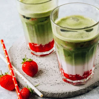 strawberry-matcha-latte-AVLaBlJB4GujBKx9-2048x1229