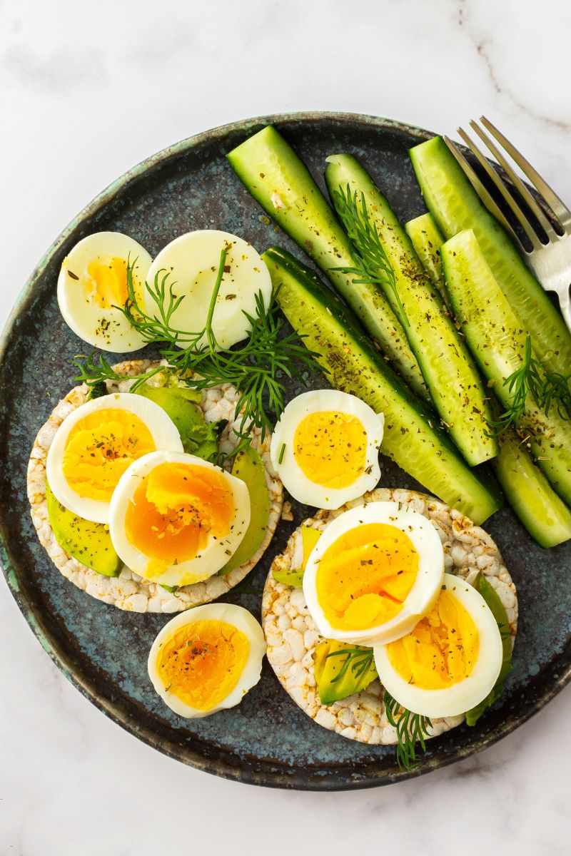 avocado egg rice cakes